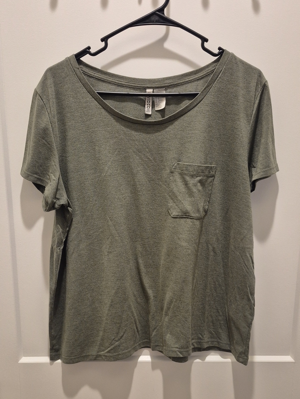 Divided Short Sleeve Scoop Neck Pocket Tee in Olive